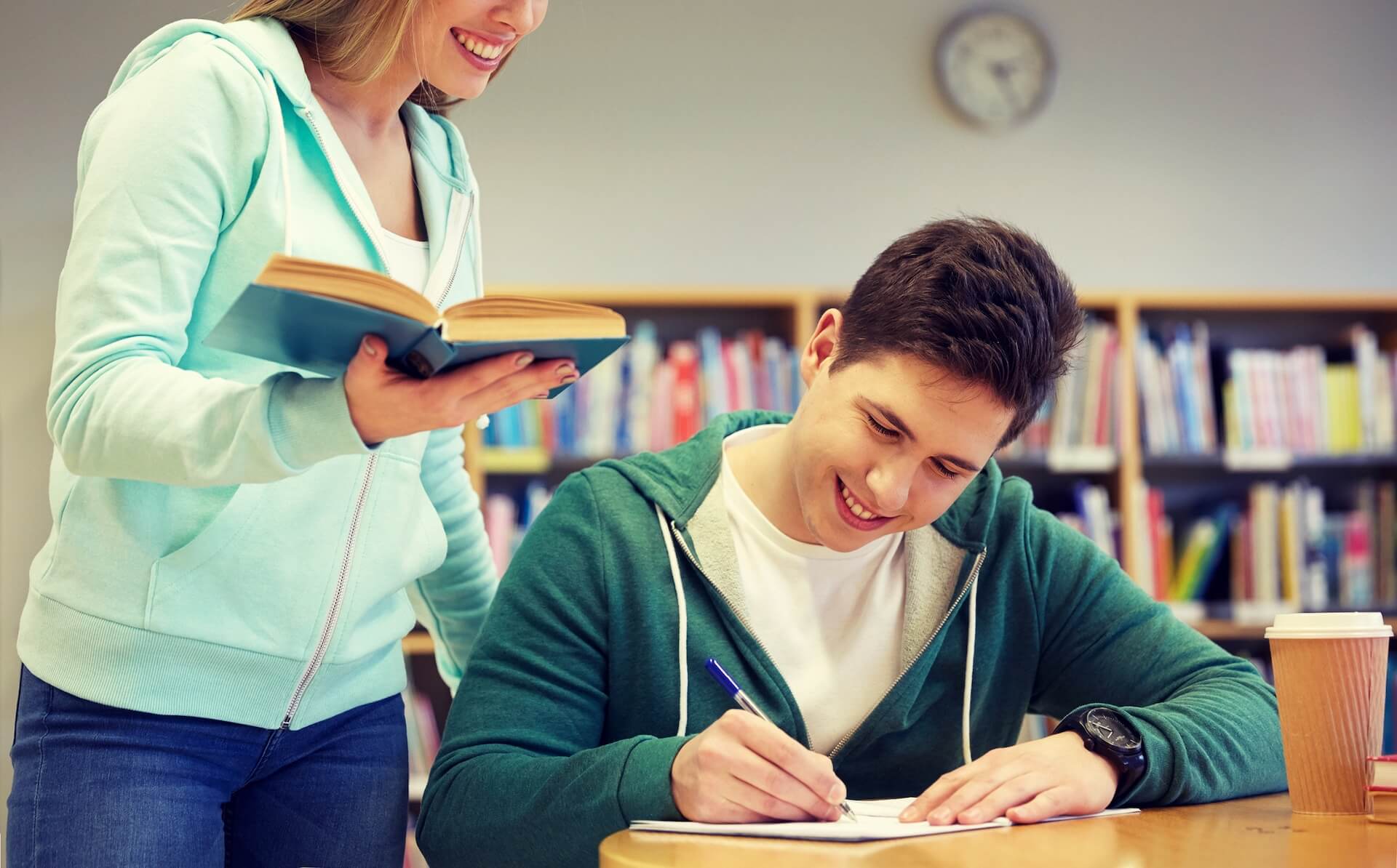 Ragazzo che studia con Tutor