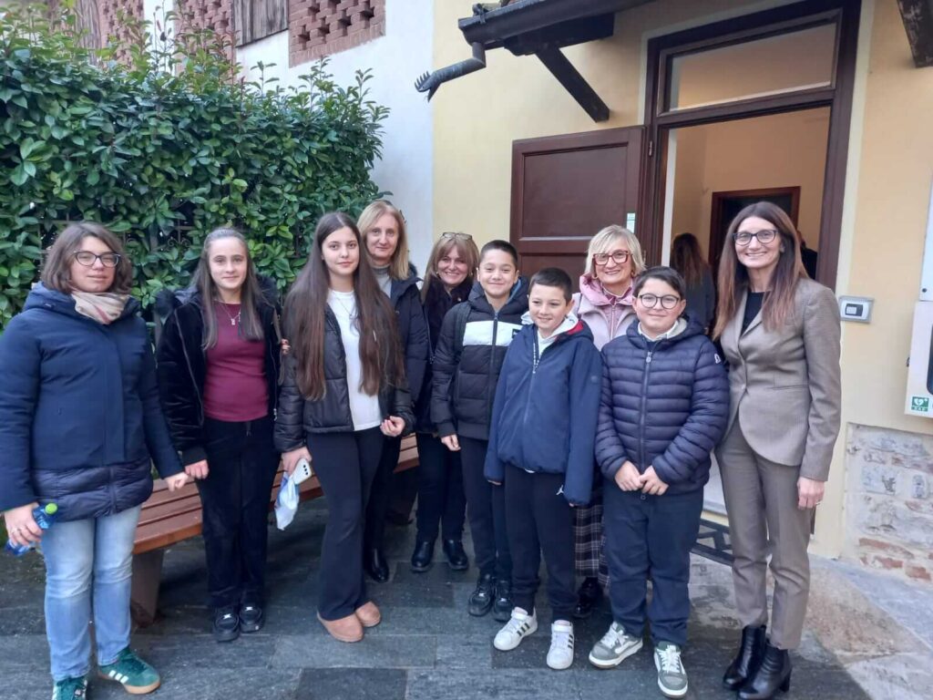 Ragazzi e sindaco all'esterno del centro